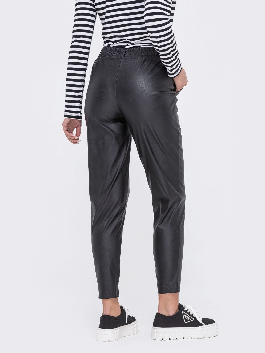 Зауженные брюки из эко-кожи черного цвета - фото