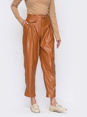 Кожаные женские брюки свободного кроя - фото