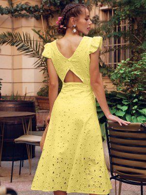 Расклешеное летнее платье из прошвы желтого цвета - фото