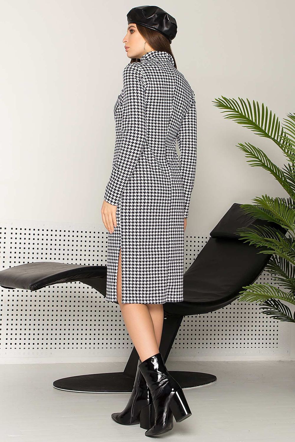Трикотажне плаття з принтом в офісному силі - фото