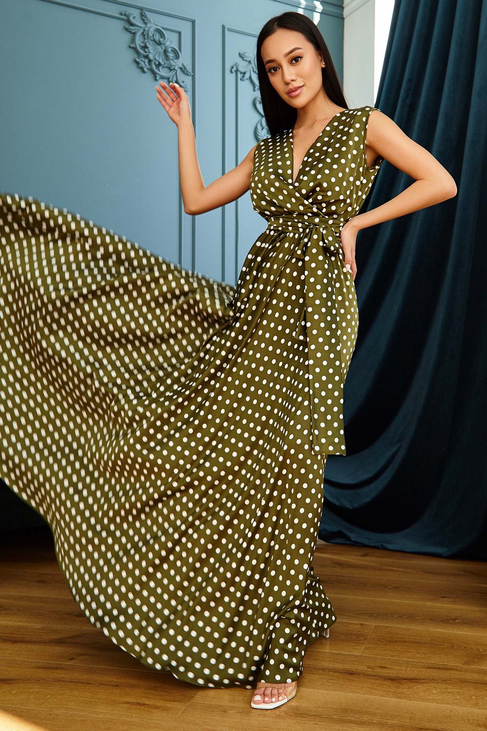 Літнє шовкове плаття в підлогу в горошок - фото