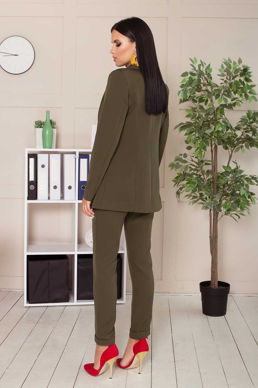 Женский деловой брючный костюм цвета хаки - фото