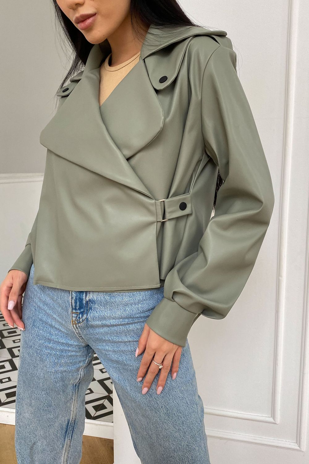Женская кожаная куртка оливкового цвета - фото