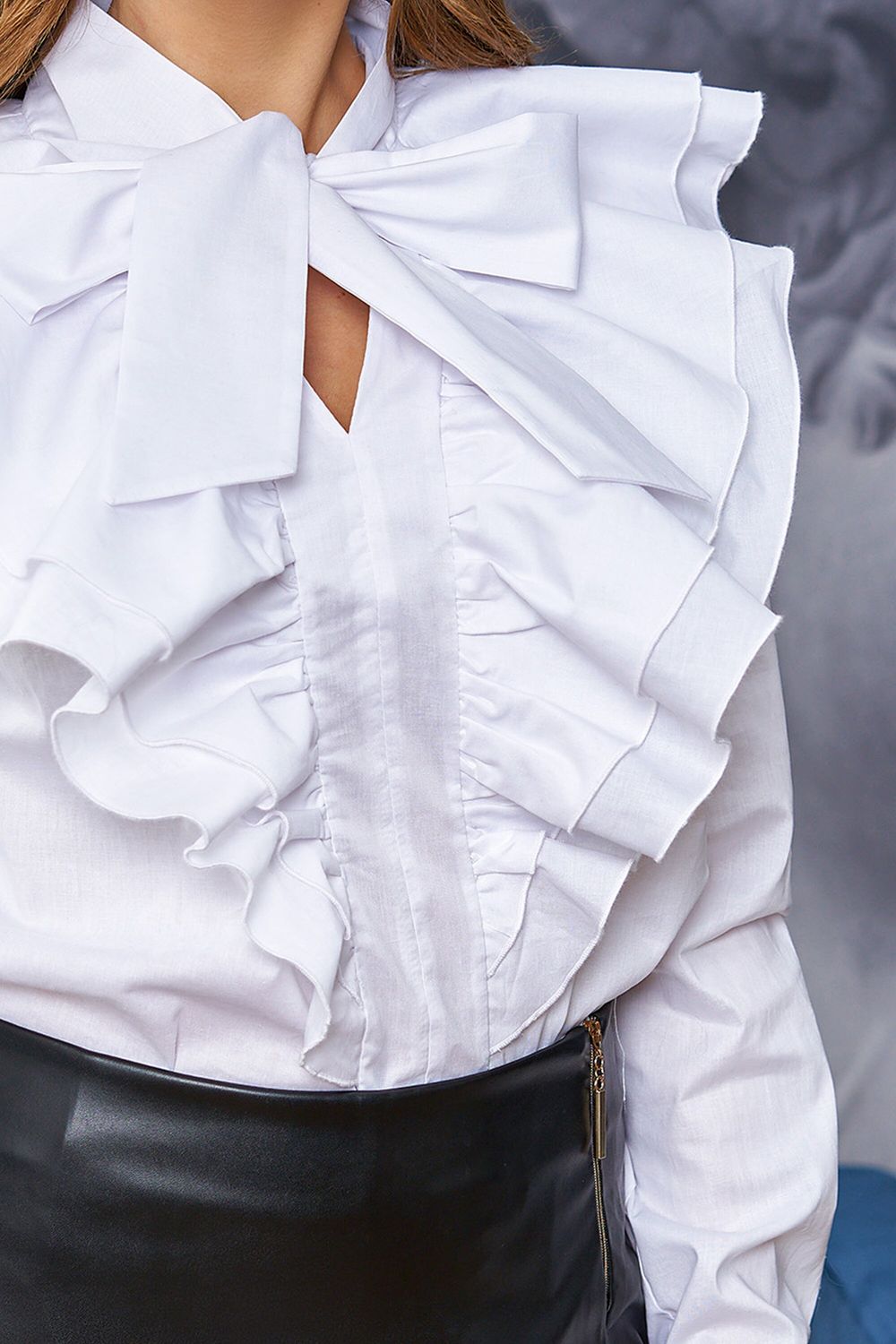 Нарядна блузка з воланами біла - фото