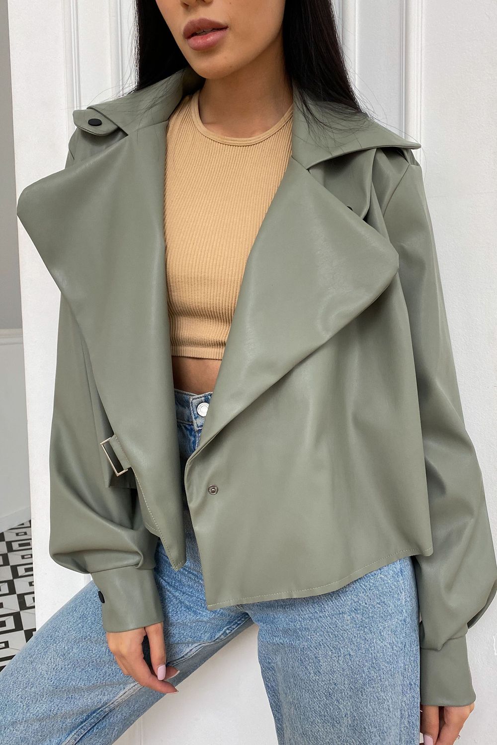 Жіноча шкіряна куртка оливкового кольору - фото