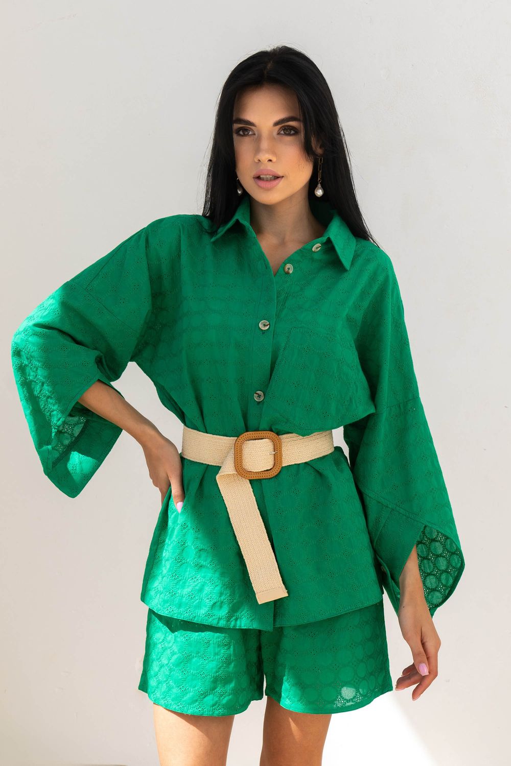 Літній жіночий костюм з прошви зеленого кольору - фото