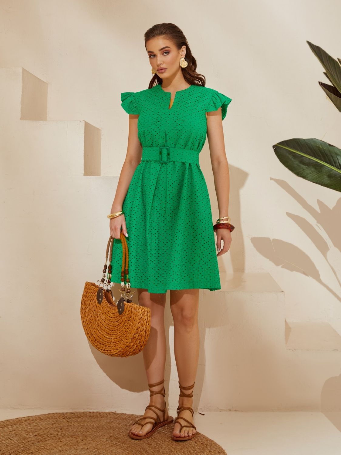 Красивое летнее платье из прошвы зеленого цвета - фото