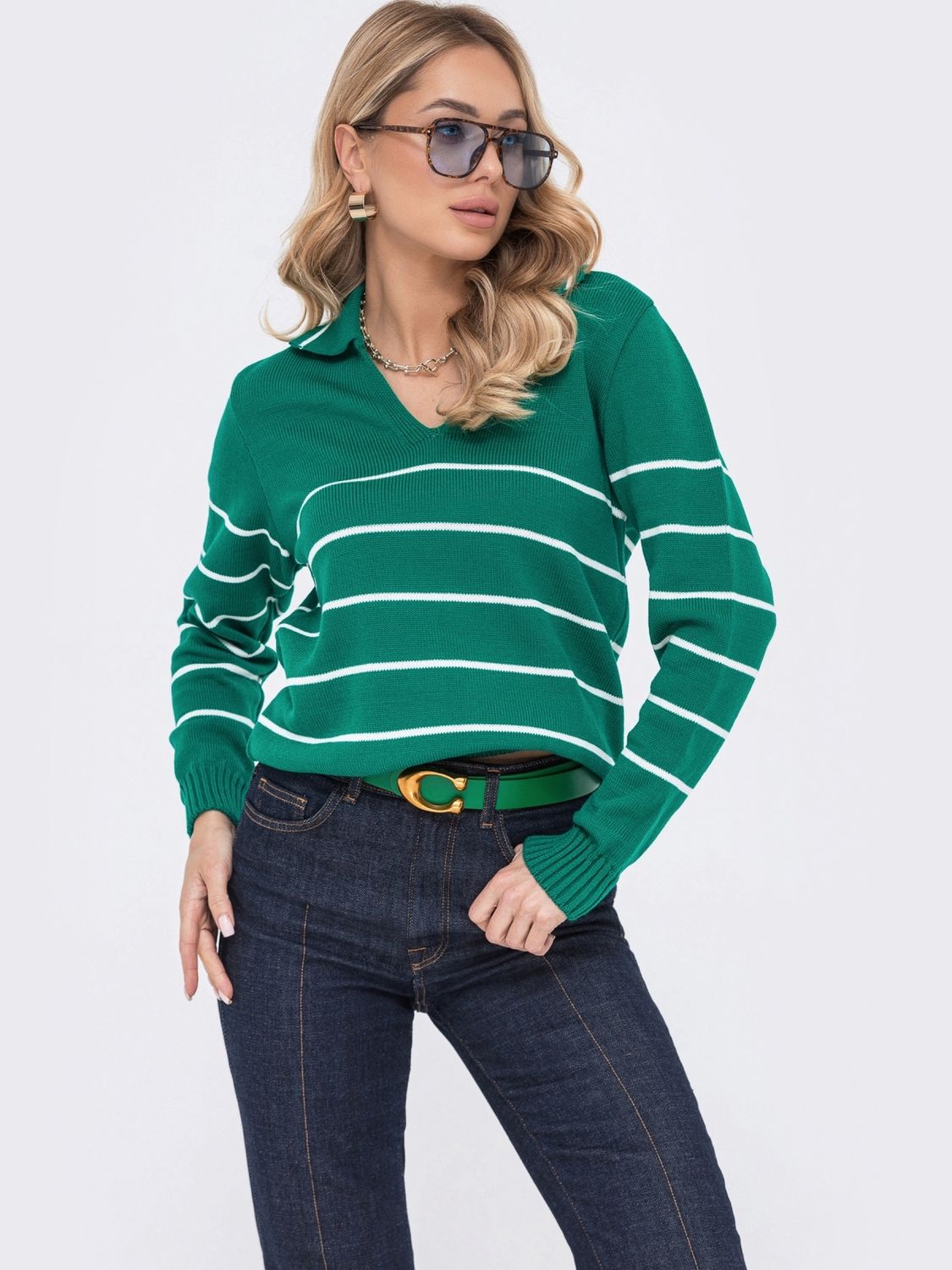 Женский вязаный пуловер зеленого цвета - фото