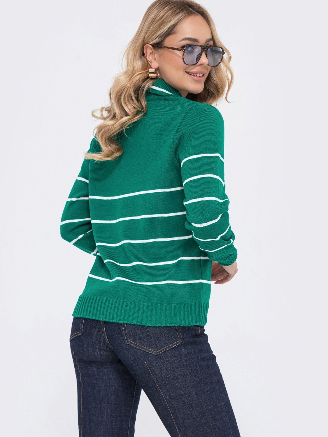Женский вязаный пуловер зеленого цвета - фото