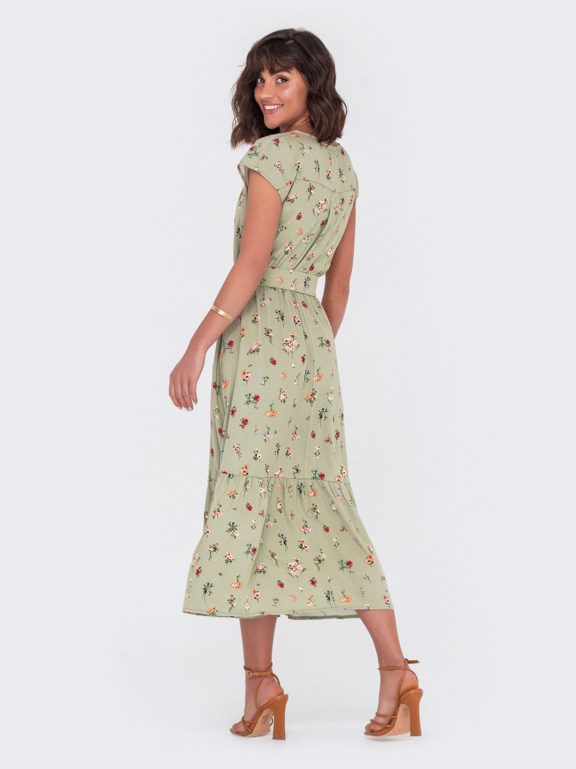 Літнє плаття зі штапелю з широким воланом - фото
