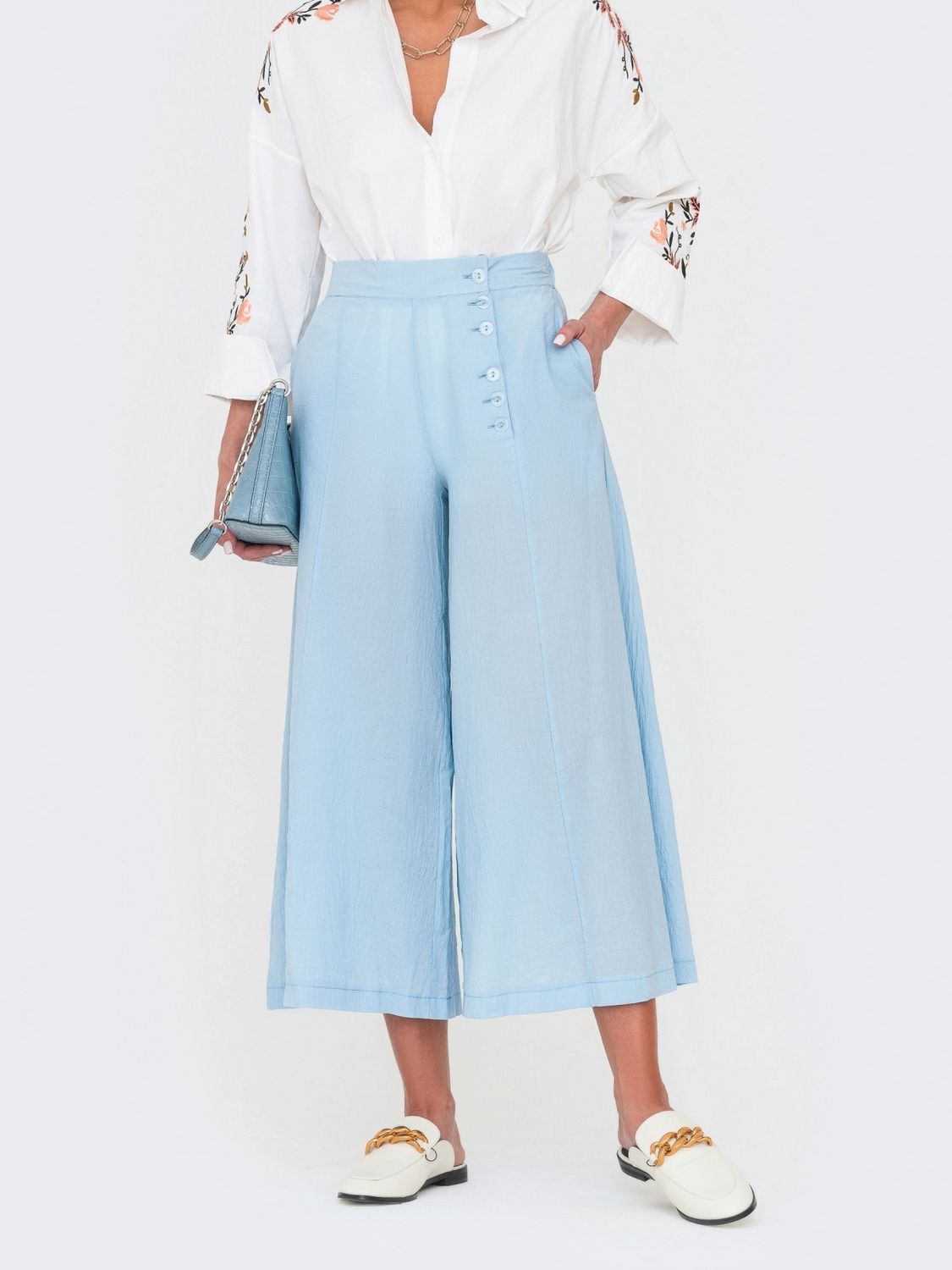 Стильні вкорочені штани-палаццо блакитного кольору - фото