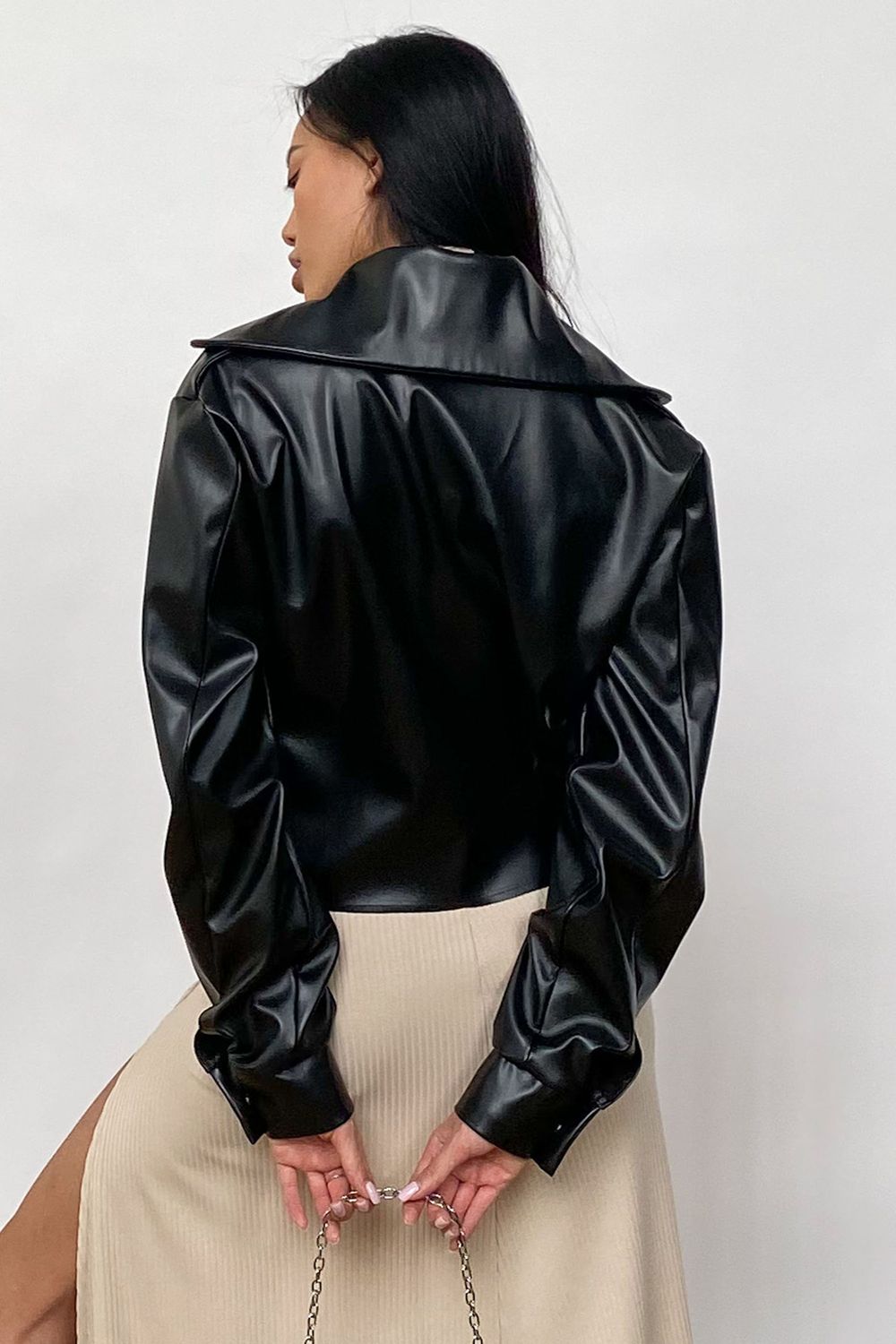 Женская кожаная куртка черного цвета - фото