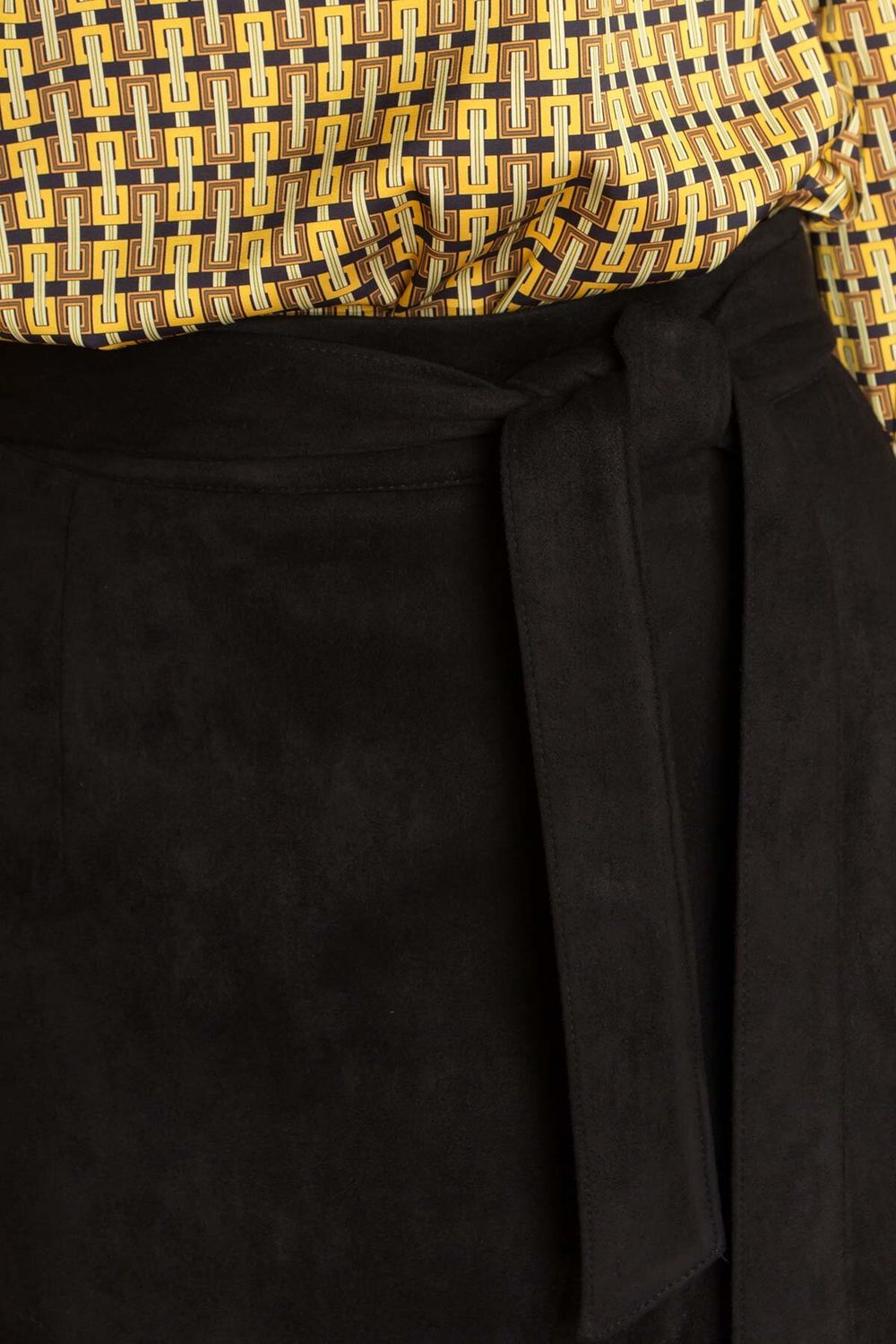 Замшевая юбка карандаш с поясом черная - фото