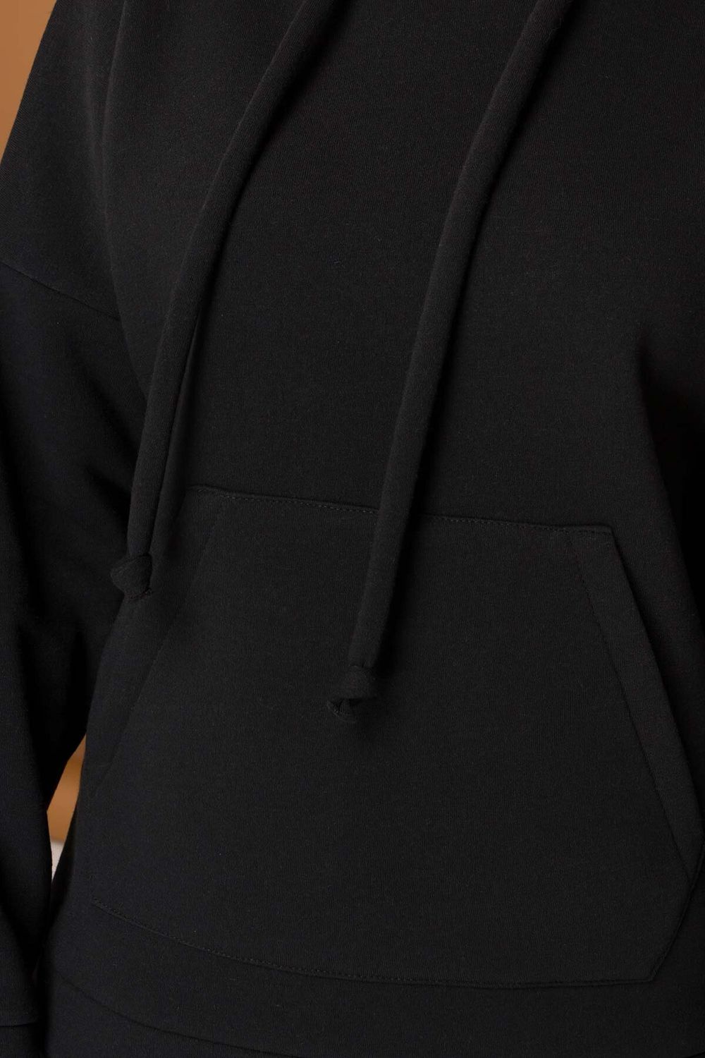 Теплий жіночий худі з начосом чорного кольору - фото