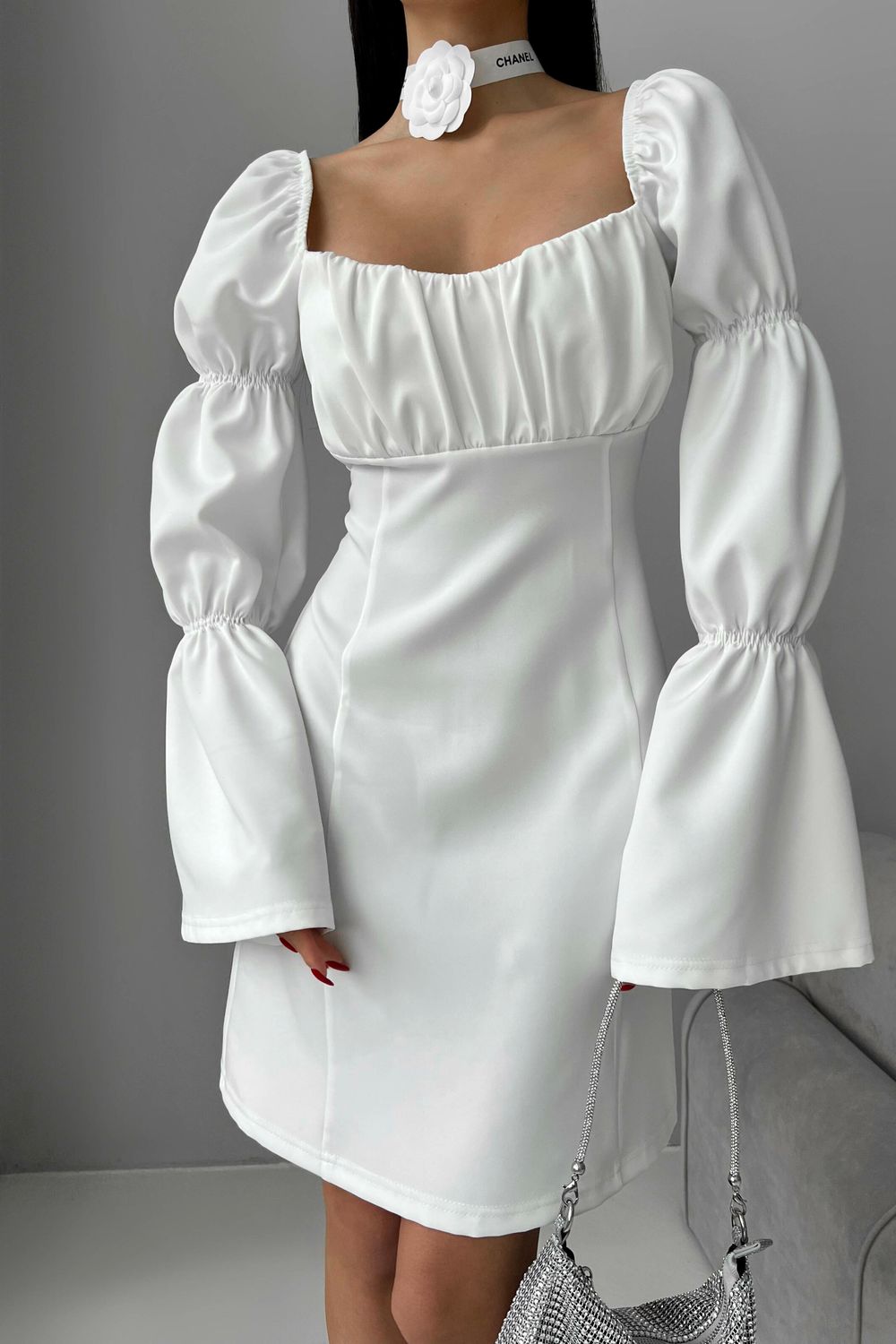 Грайливе нарядне плаття міні білого кольору - фото