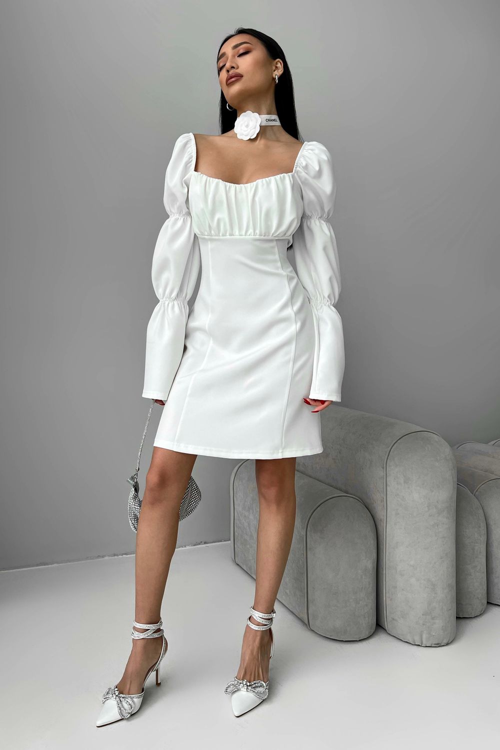 Игривое нарядное платье мини белого цвета - фото