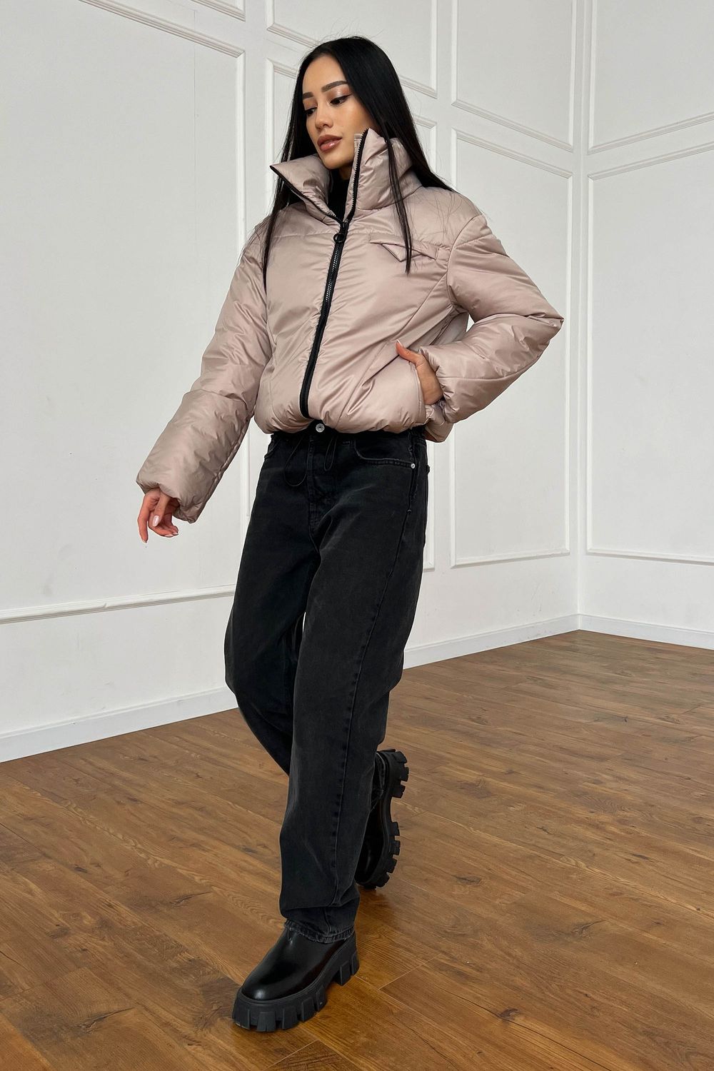 Весняна куртка жіноча бежевого кольору - фото