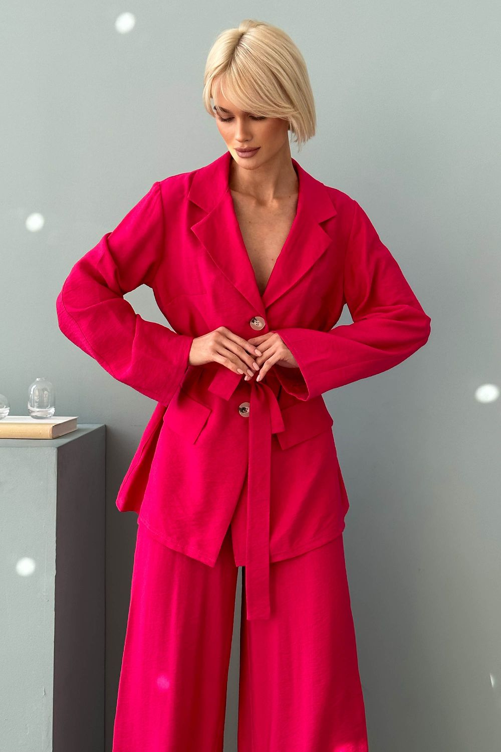 Жіночий брючний костюм з льону рожевого кольору - фото