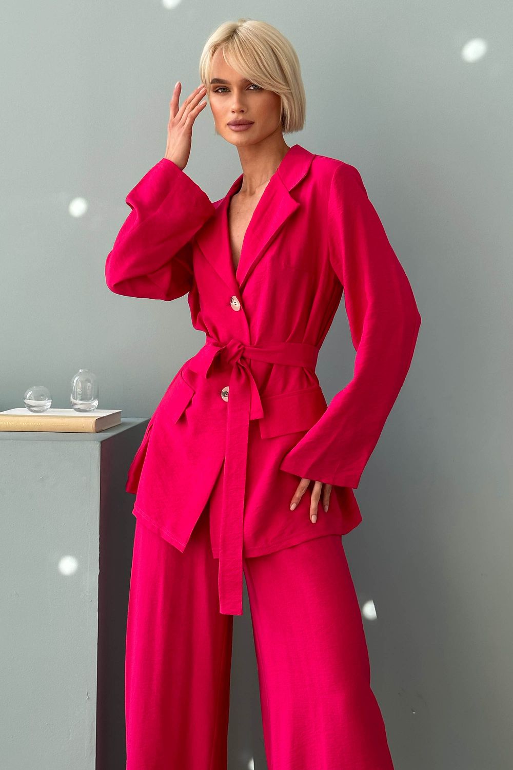 Жіночий брючний костюм з льону рожевого кольору - фото