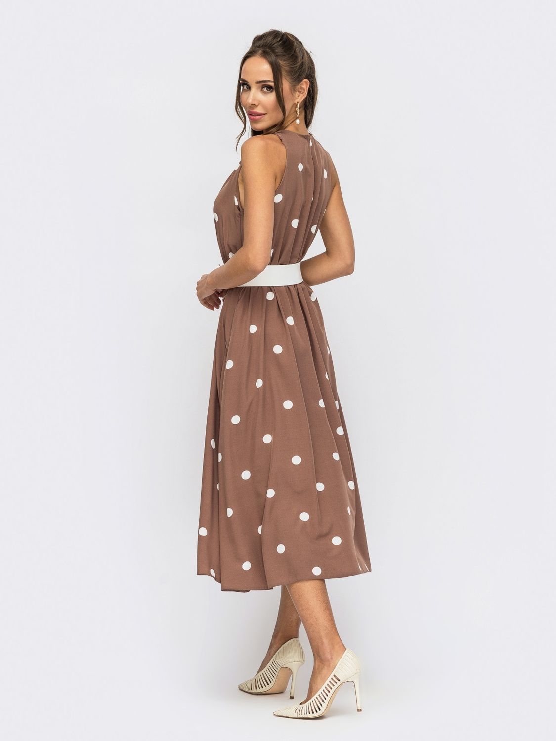 Летнее платье миди в горошек коричневое - фото