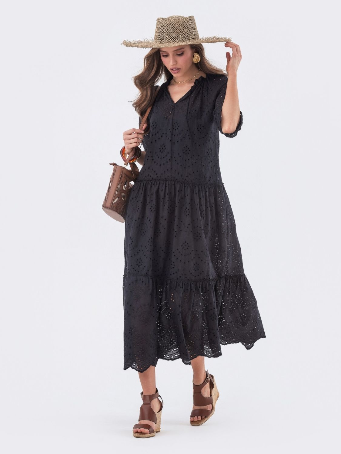 Чорна літня сукня з прошви вільного крою - фото