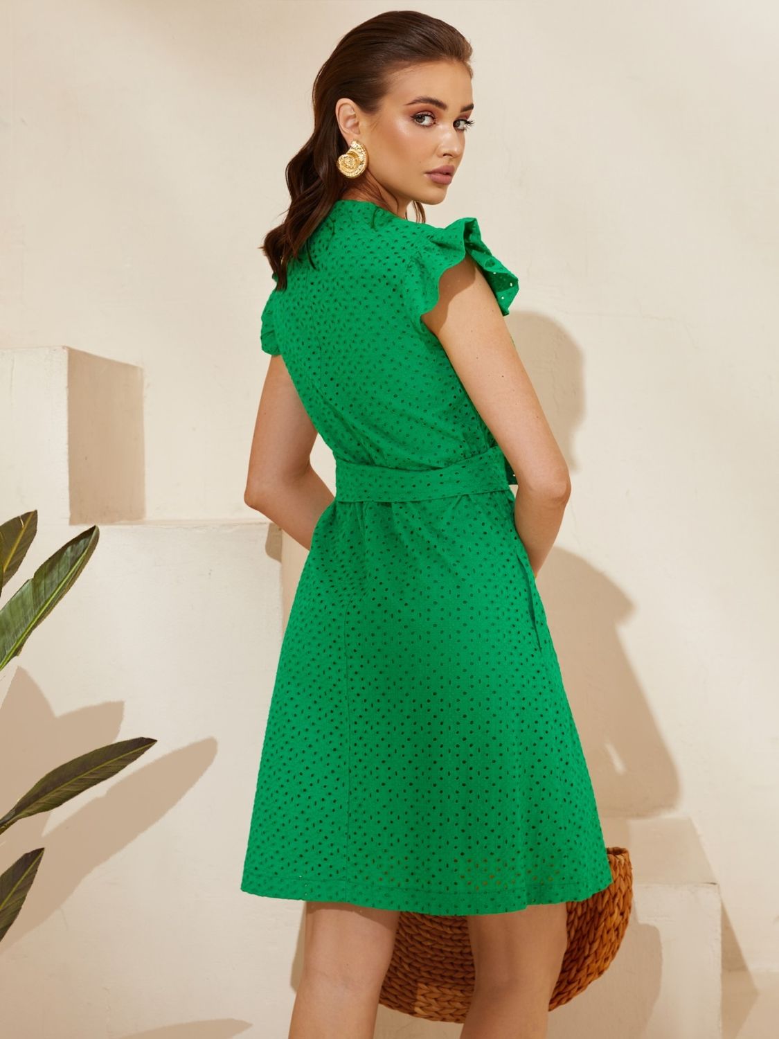 Красивое летнее платье из прошвы зеленого цвета - фото