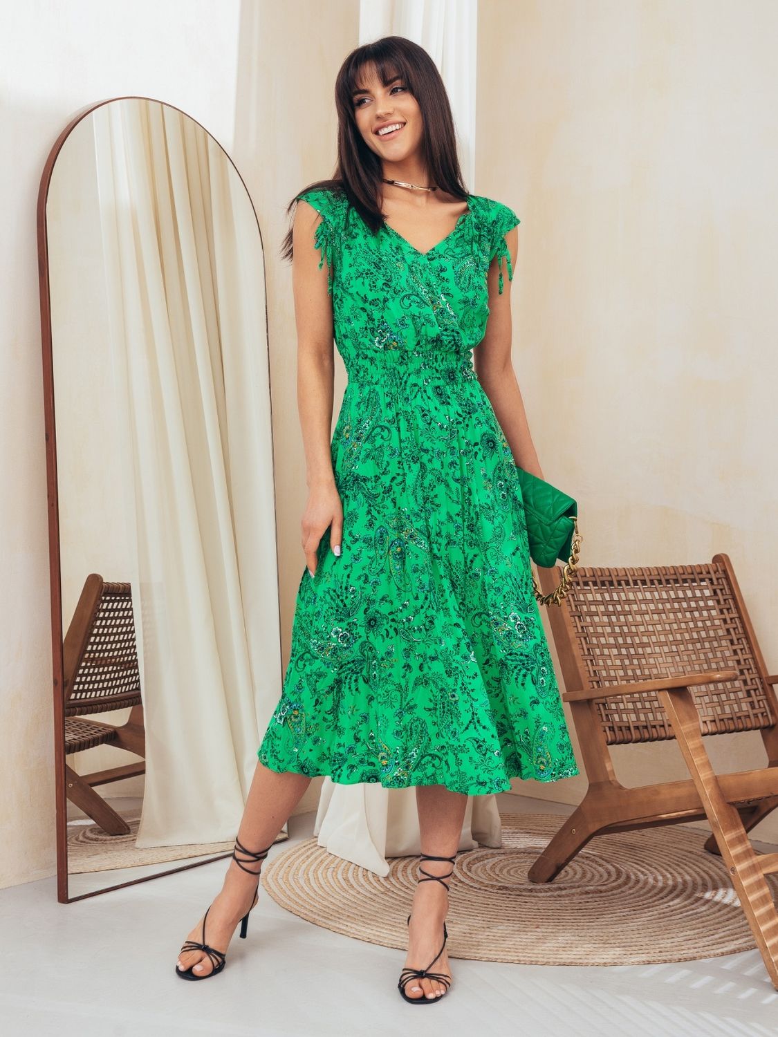 Легкое летнее платье зеленого цвета с принтом - фото