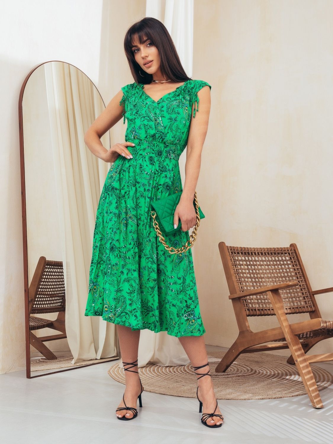 Легкое летнее платье зеленого цвета с принтом - фото