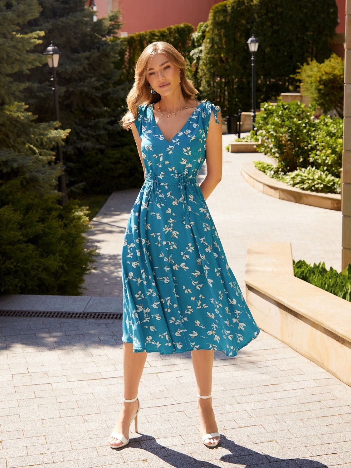 Летнее платье с цветочным принтом бирюзового цвета - фото