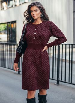 Ефектна сукня з вʼязаного трикотажу бордового кольору - фото