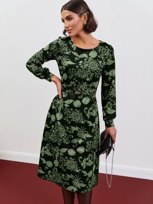 Стильне трикотажне плаття міді зі спідницею-сонце - фото
