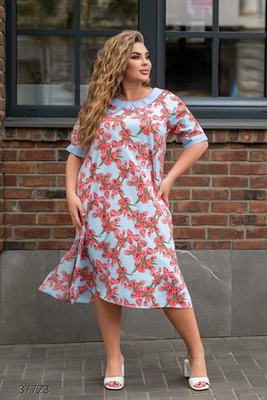 Жіноча сукня з квітковим літнім принтом - фото