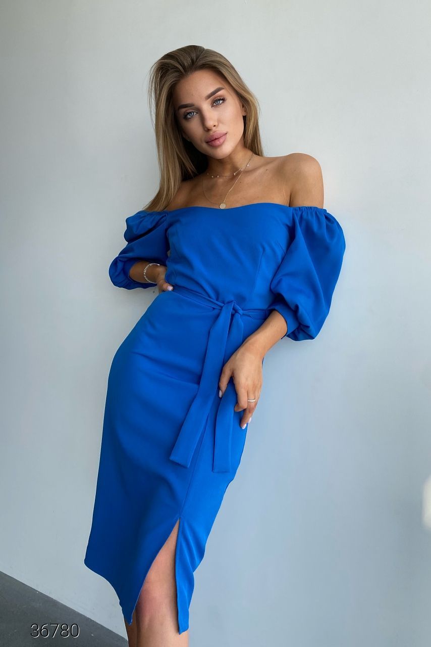 Сукня-футляр міді з відкритими плечима синя - фото
