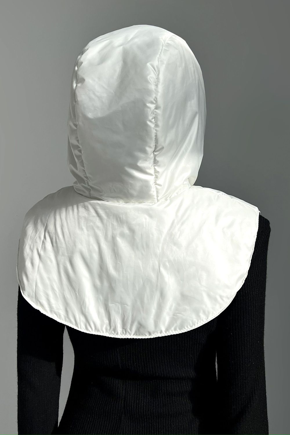 Зимовий капор із плащової тканини білого кольору - фото