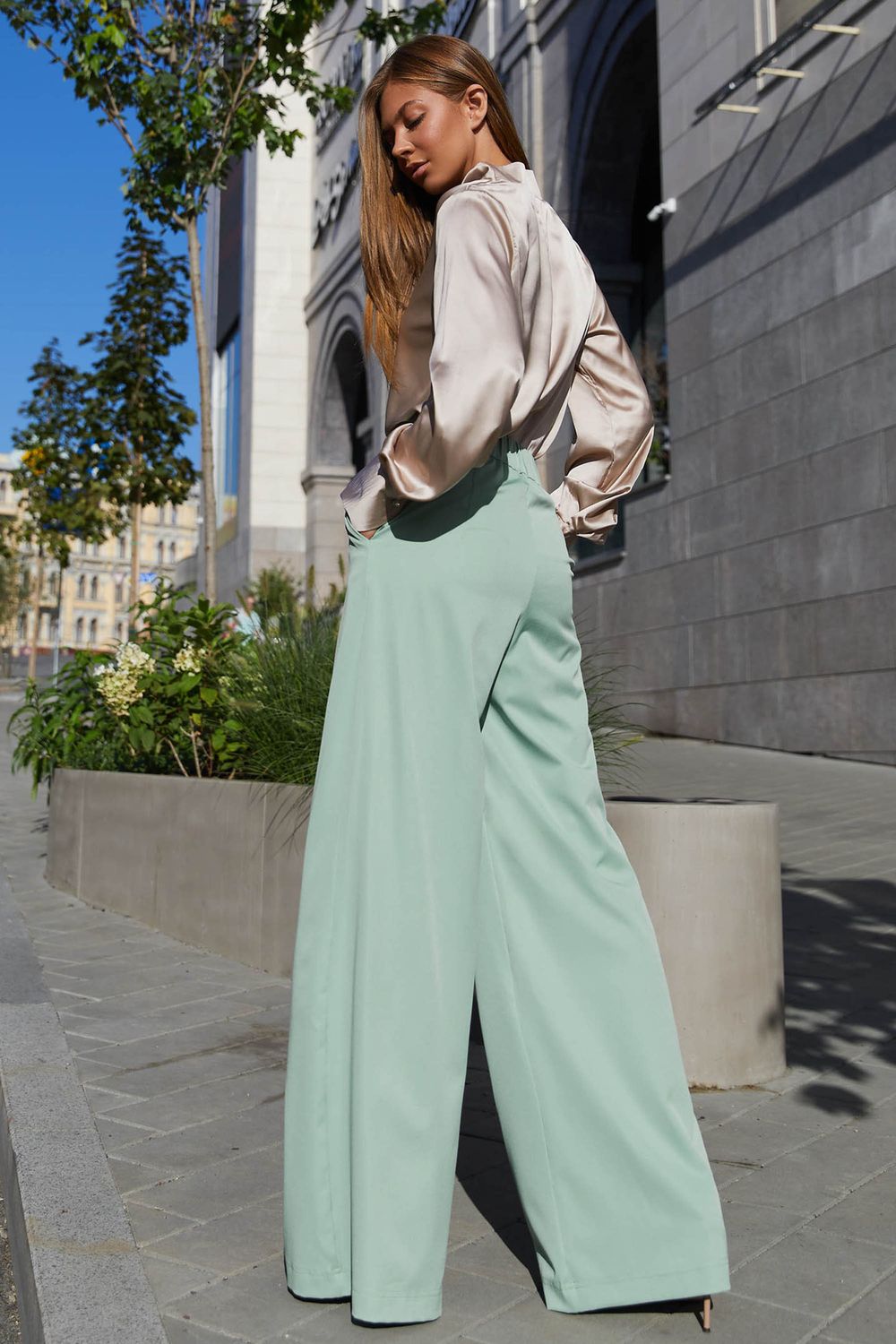 Женские брюки палаццо оливкового цвета - фото