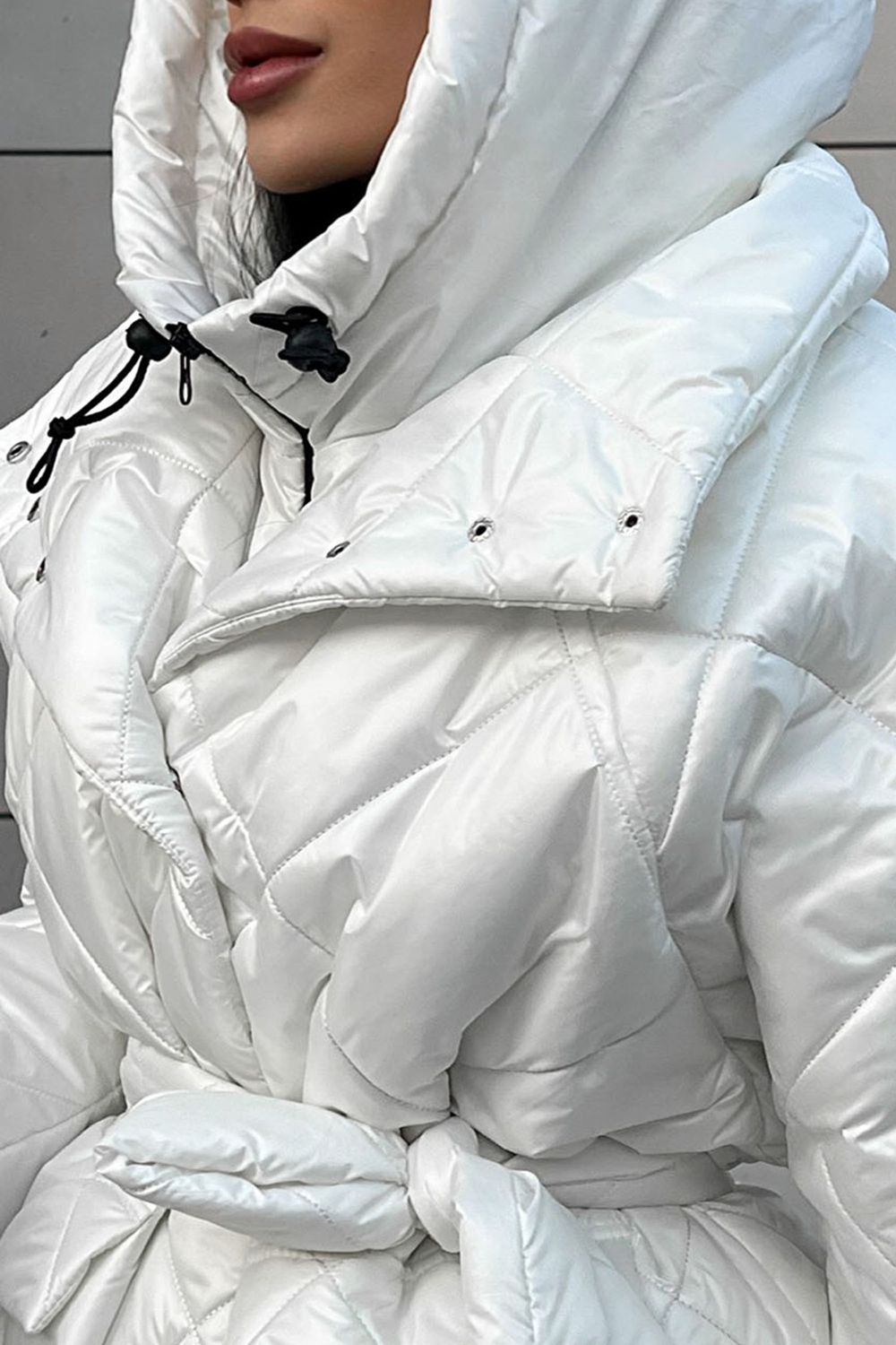 Зимний капор из плащевой ткани белого цвета - фото