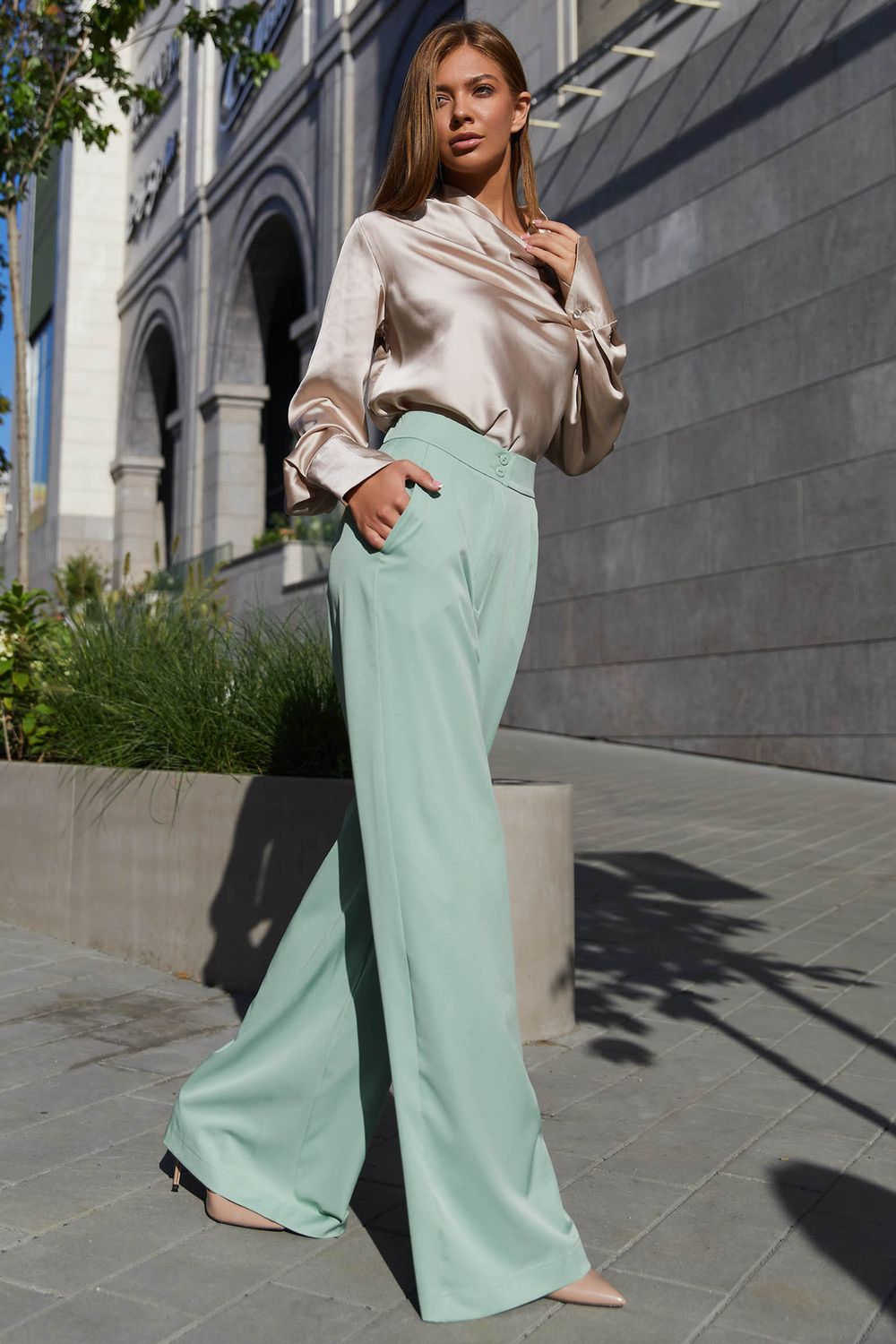 Жіночі брюки палаццо оливкового кольору - фото