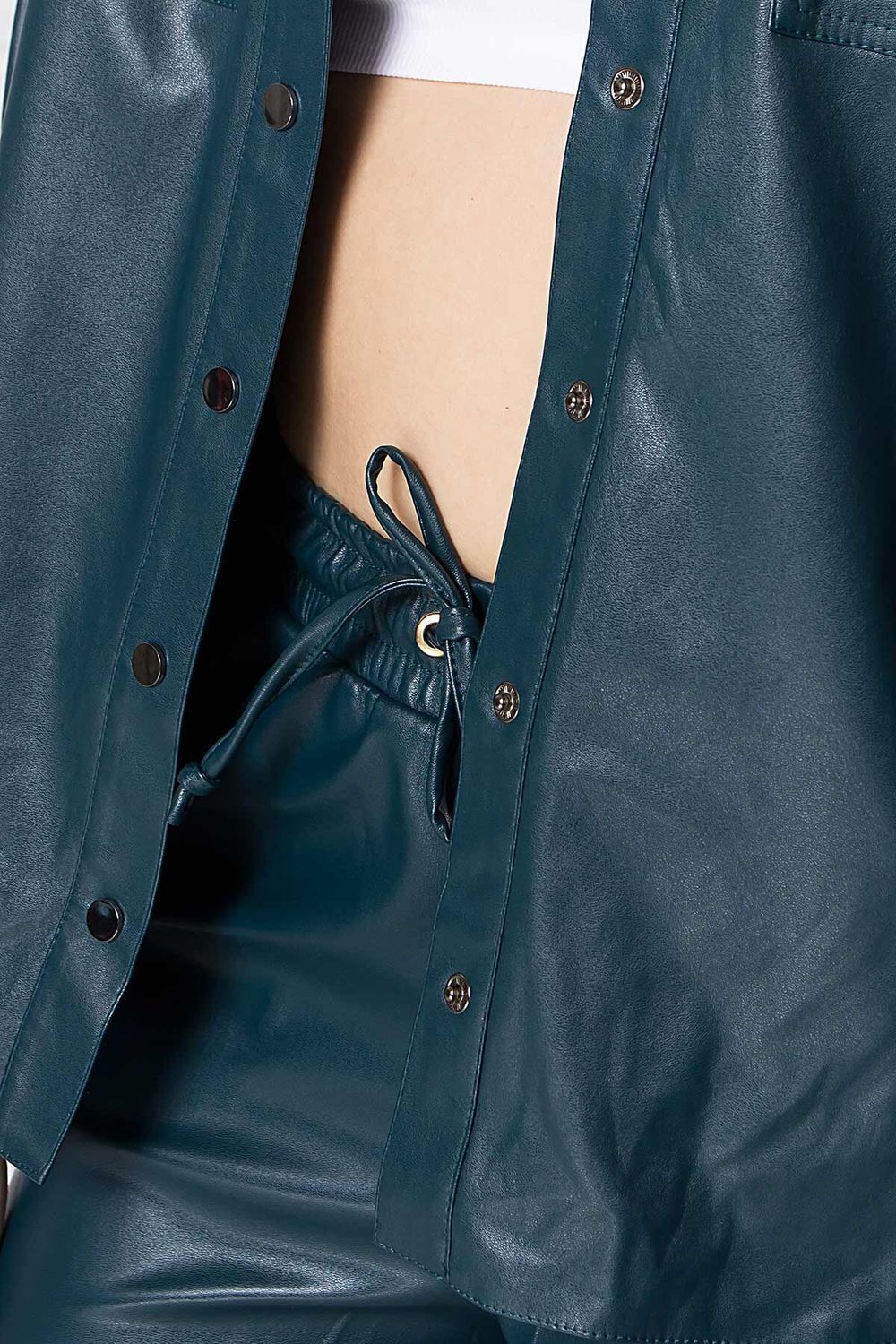 Женские брюки джоггеры их эко-кожи зеленого цвета - фото