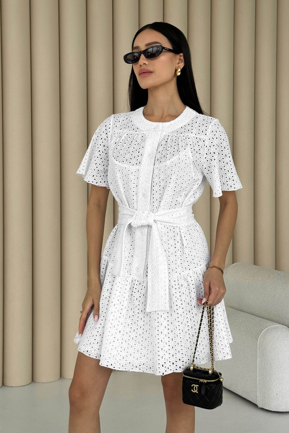 Легкое летнее платье из белой прошвы - фото