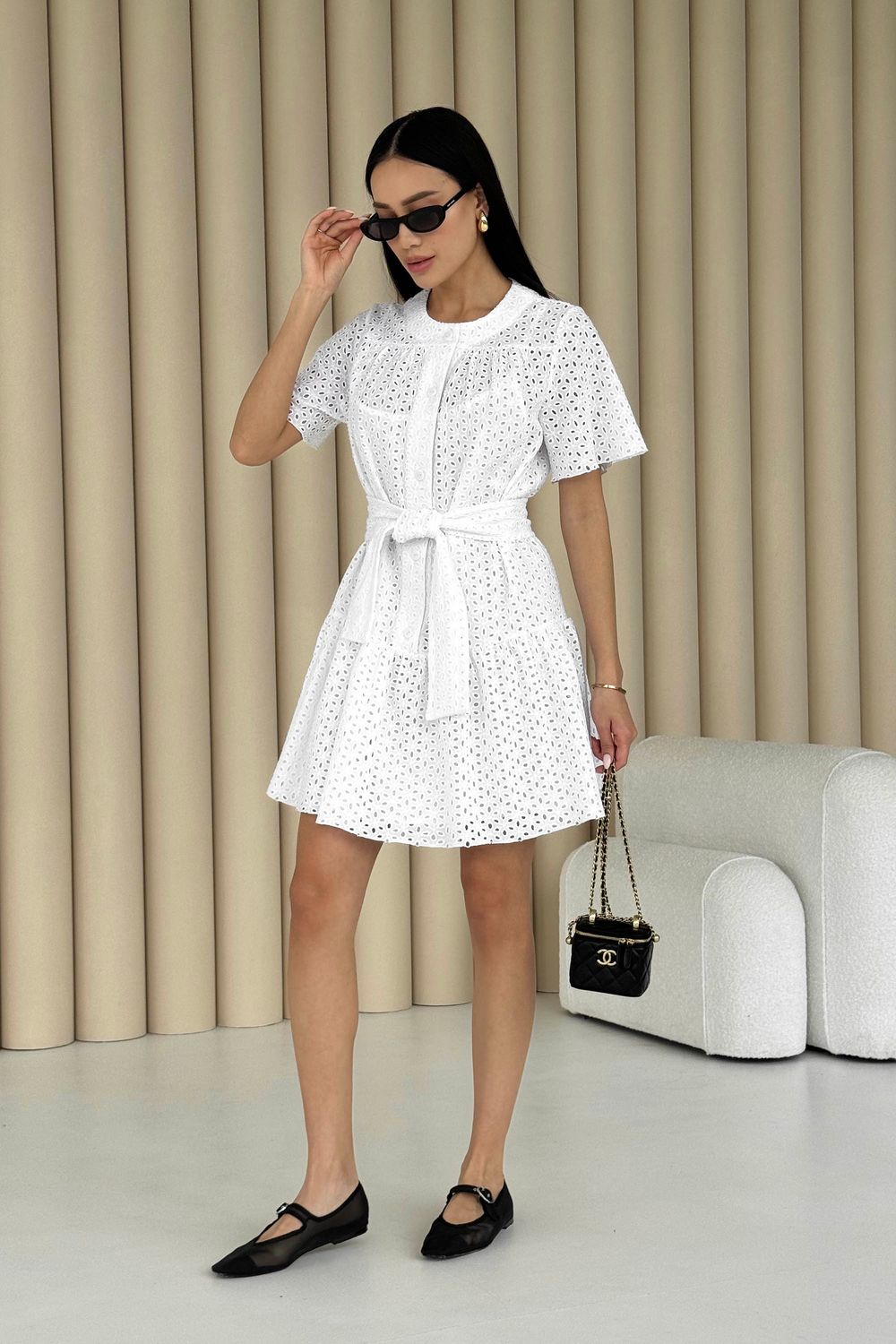 Легкое летнее платье из белой прошвы - фото