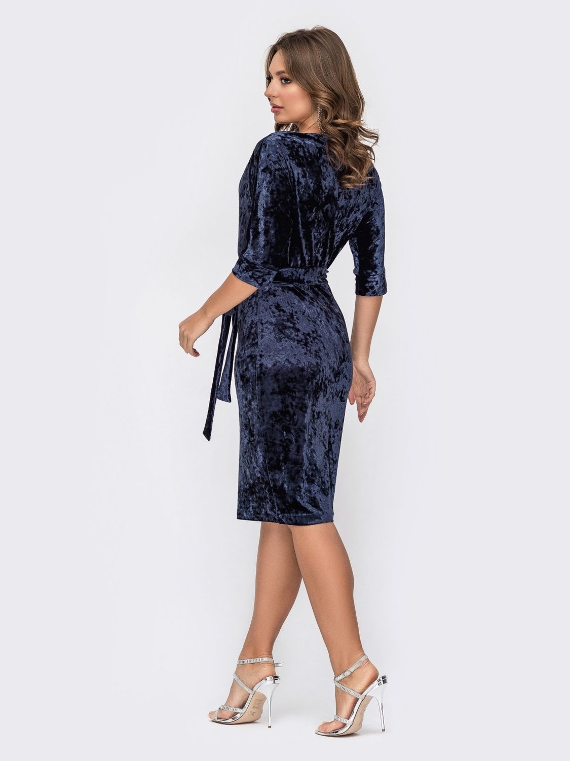 Облягаюча велюрова сукня синього кольору - фото