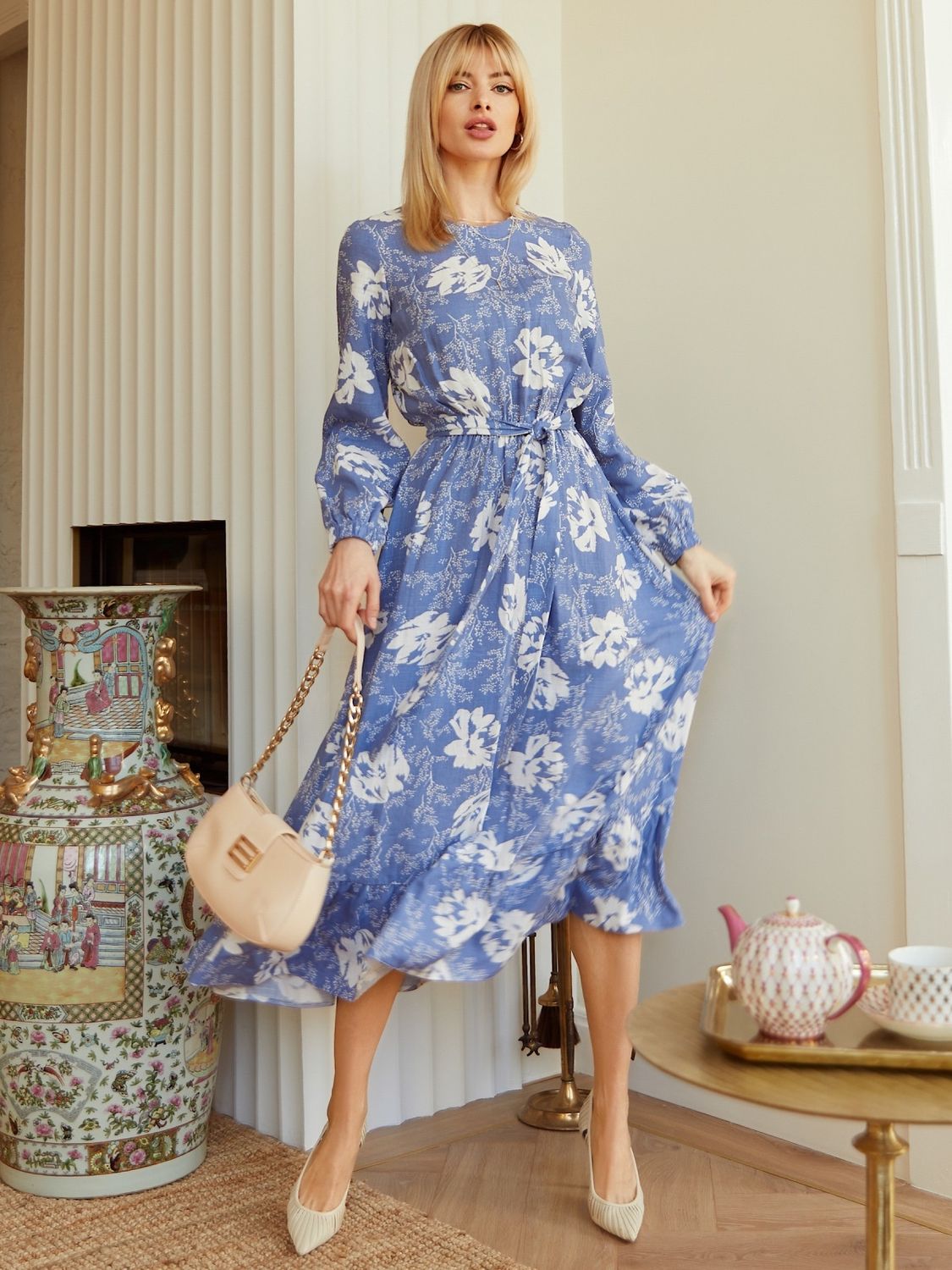 Льняное платье миди с цветочным принтом голубое - фото