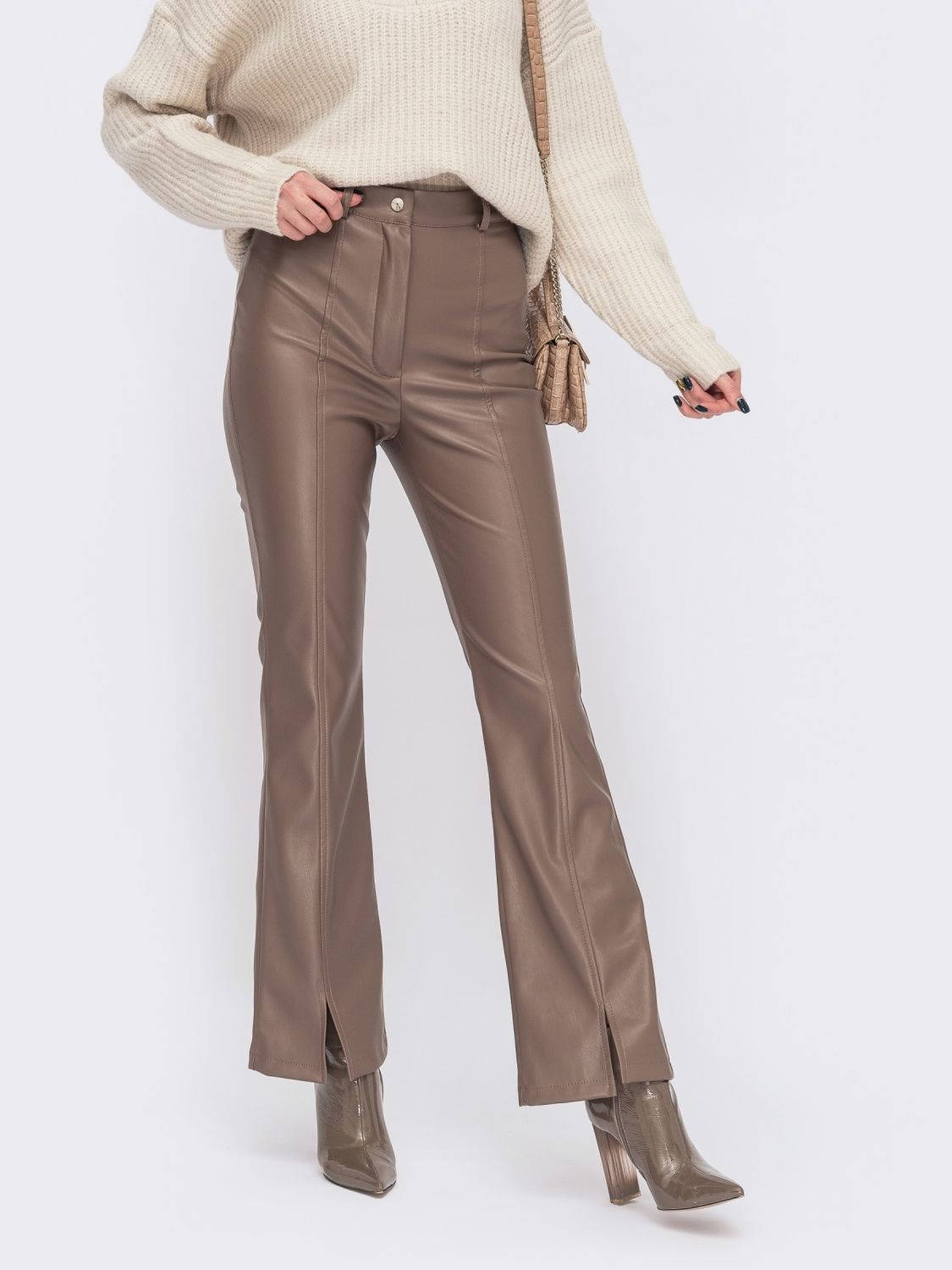 Кожаные брюки-клеш с высокой посадкой и разрезами спереди - фото