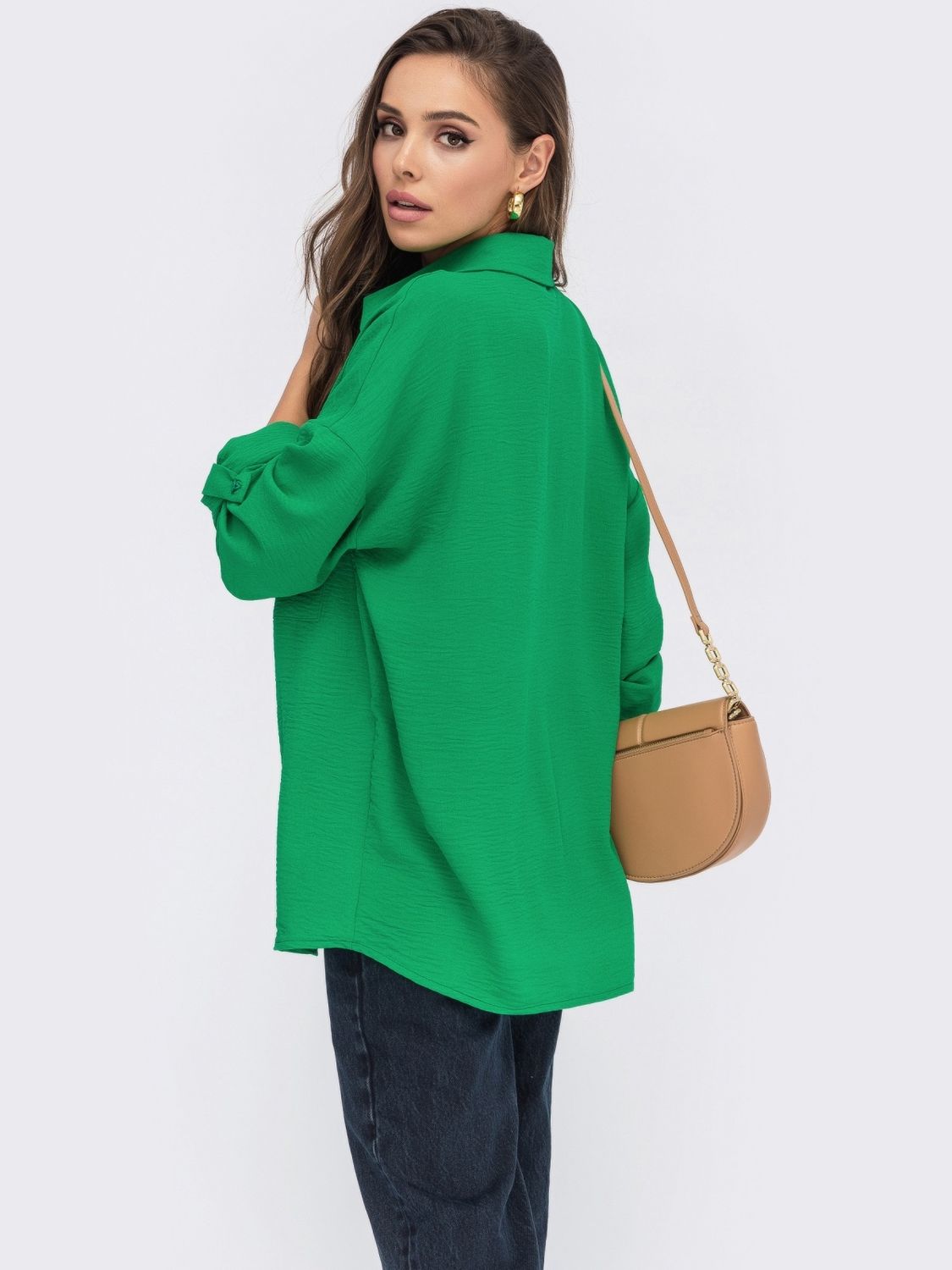 Льняна сорочка в стилі оверсайз зеленого кольору - фото