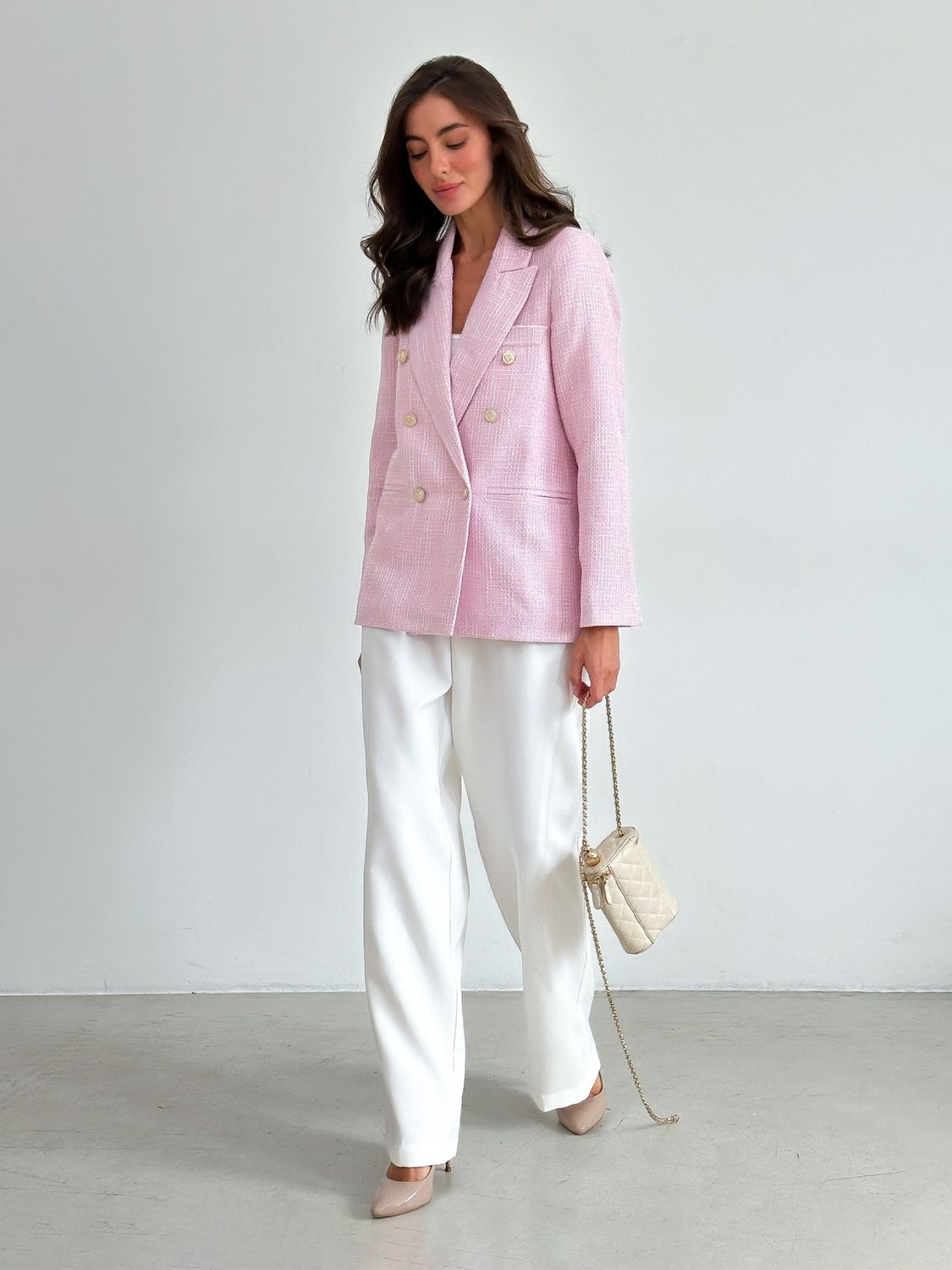 Двубортный твидовый пиджак розового цвета - фото