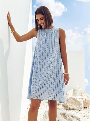 Літнє плаття трапеція з прошви блакитного кольору - фото