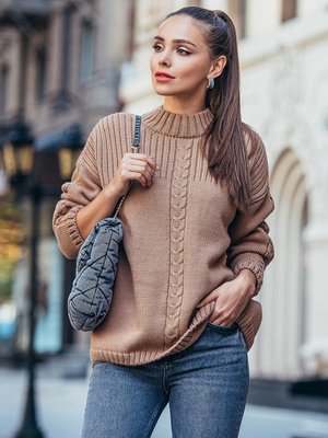 Теплый вязаный свитер с косой бежевого цвета - фото