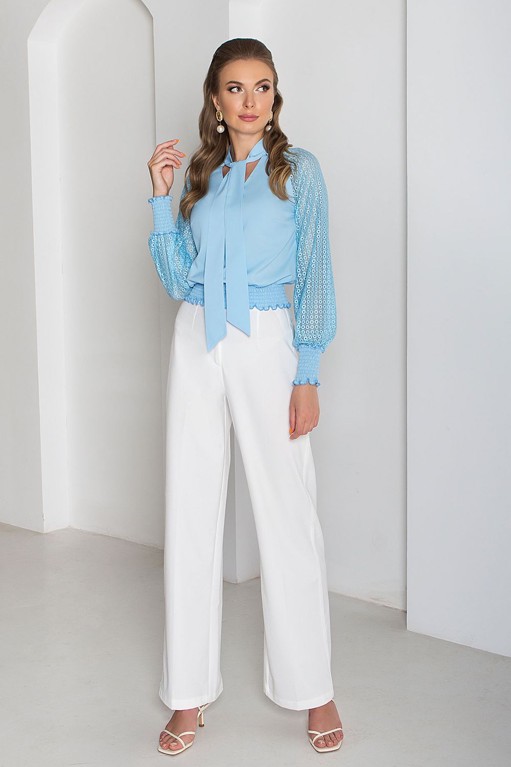 Нарядна модна блузка з гіпюром блакитного кольору - фото