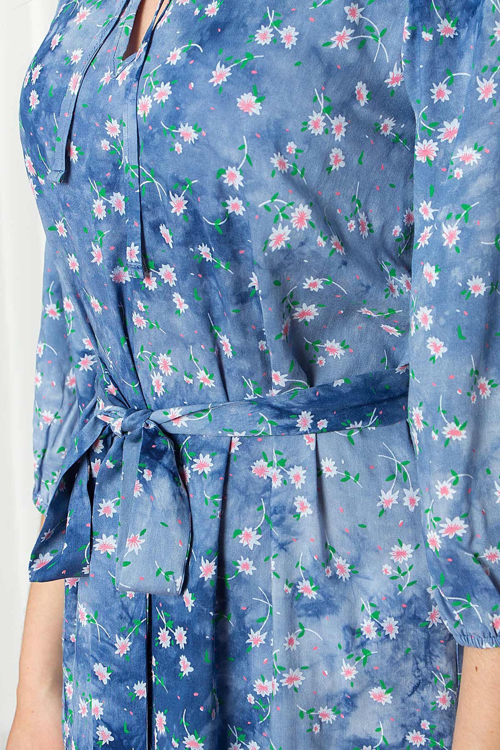 Летнее хлопковое платье с цветочным принтом - фото
