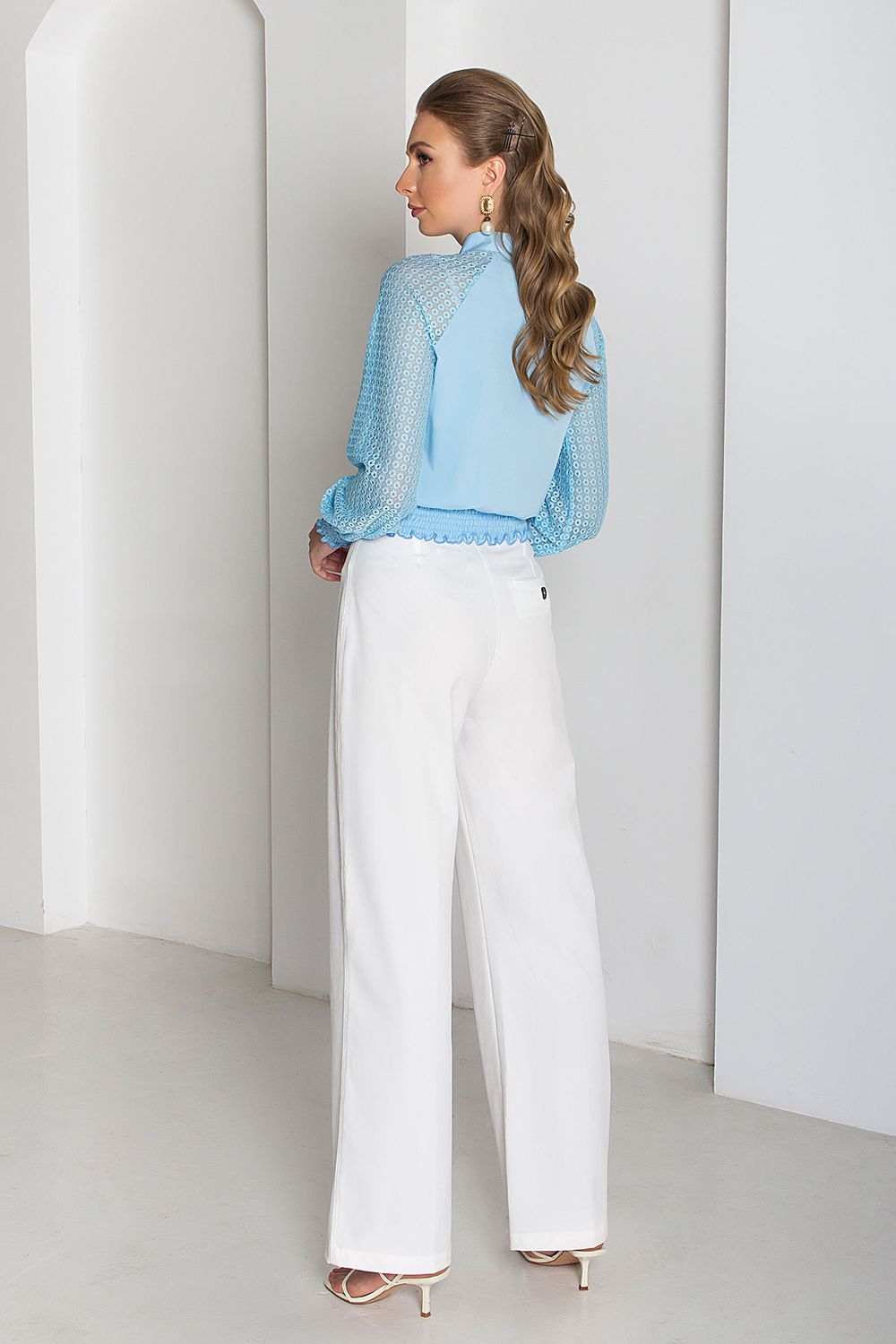 Нарядная модная блузка с гипюром голубого цвета - фото